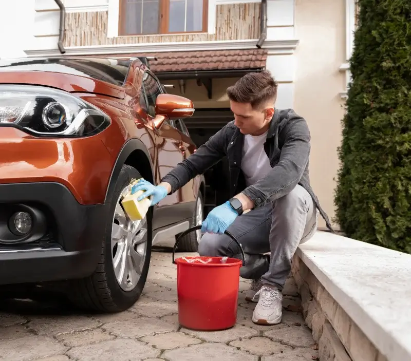 Lavage auto à domicile Saint-Martin-la-Sauveté : professionnel intervenant sur un véhicule